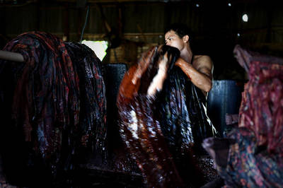 正在消失的傳統文化--香云紗染整技藝