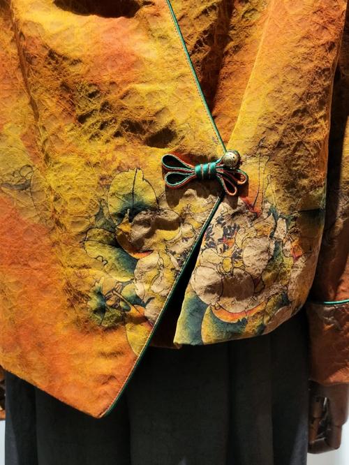 純手工染整技藝織造的軟黃金香云紗