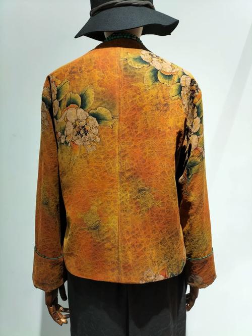 純手工染整技藝織造的軟黃金香云紗