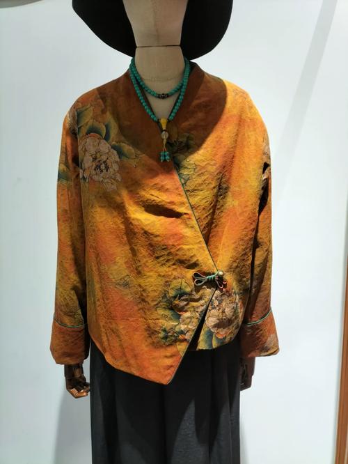 純手工染整技藝織造的軟黃金香云紗