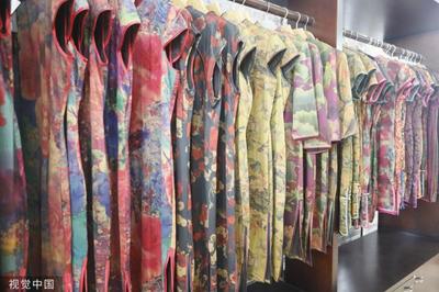 廣東佛山:探秘順德香云紗染整技藝 曬26遍才夠型