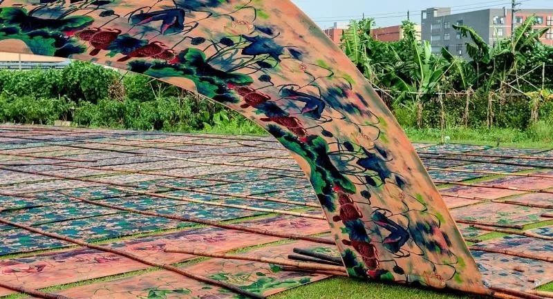 《香云紗染整技藝中的過(guò)泥,洗泥環(huán)節(jié)》