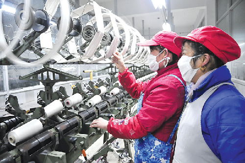 手把手地教新來員工操作機器